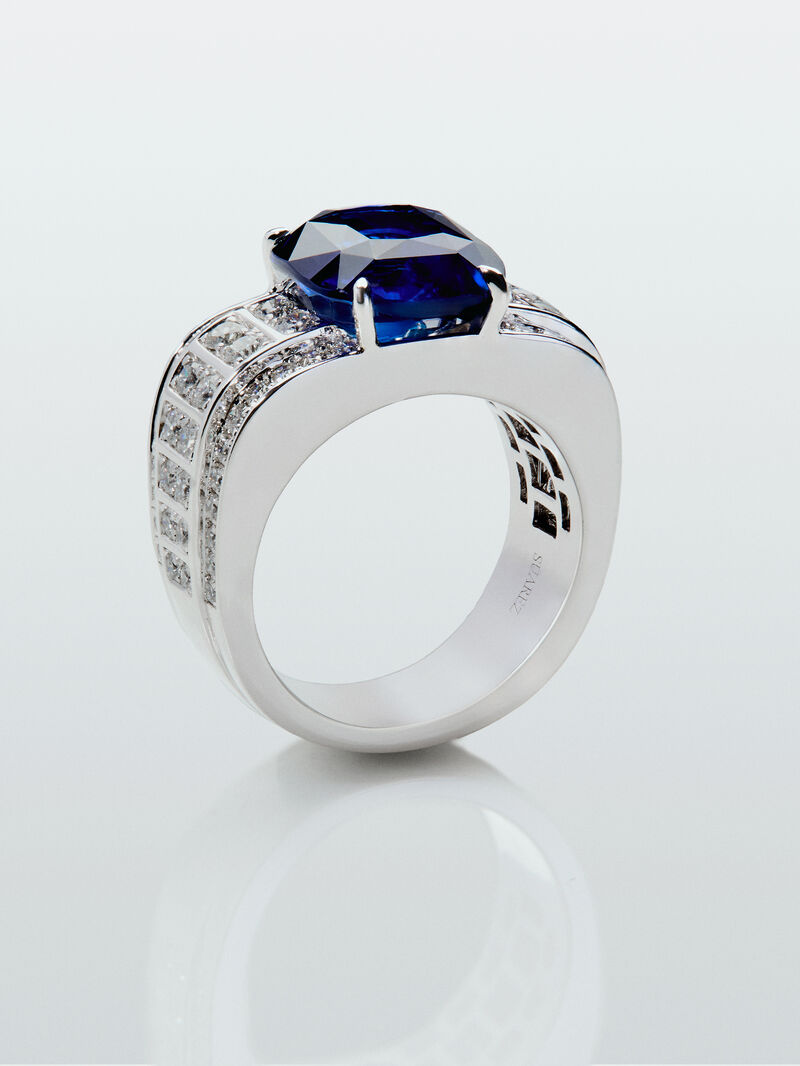 18K white gold ring with cushion-cut royal blue sapphire of 5.548 cts and 72 brilliant-cut diamonds with a total of 1.03 cts image number 2