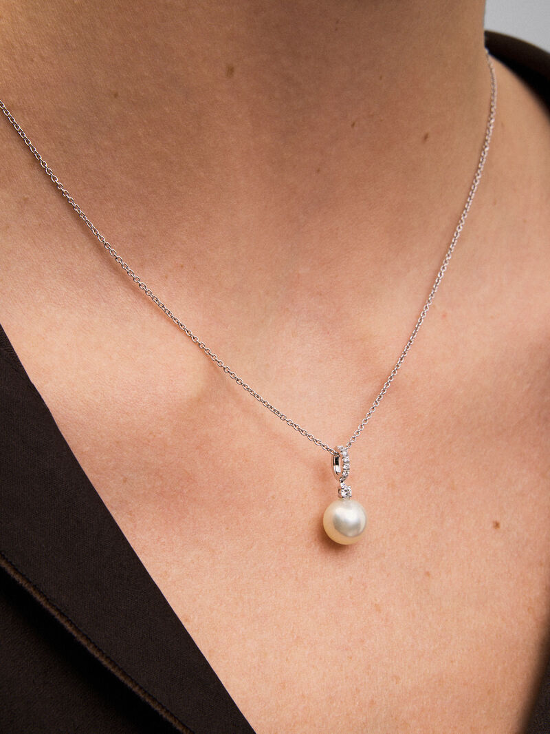 18k white gold chain pendant with diamond hoop and 8.5 mm Australian pearl image number 3