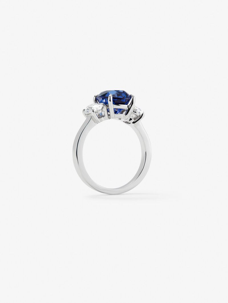 18K white gold triple ring with oval-cut royal blue sapphire of 4.05 cts and 2 oval-cut diamonds with a total of 1.05 cts image number 4
