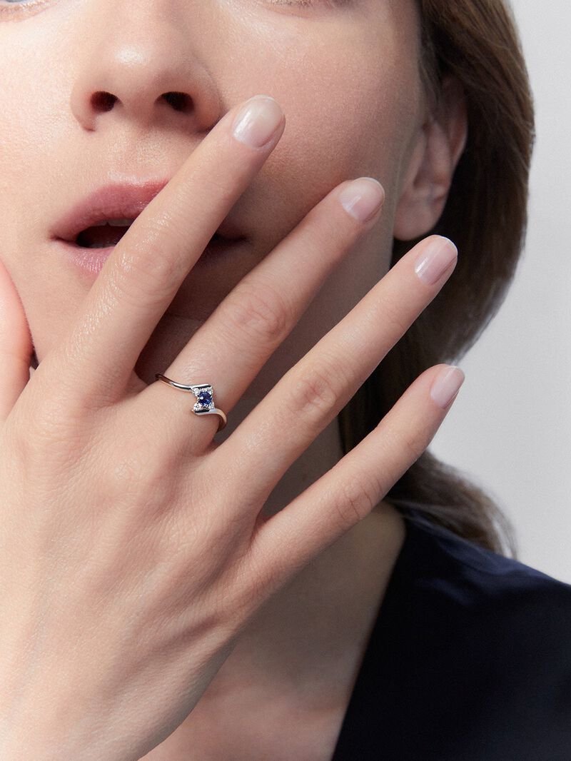 18K white gold ring with brilliant-cut blue sapphire of 0.15 and 4 brilliant-cut diamonds with a total of 0.08 cts image number 3