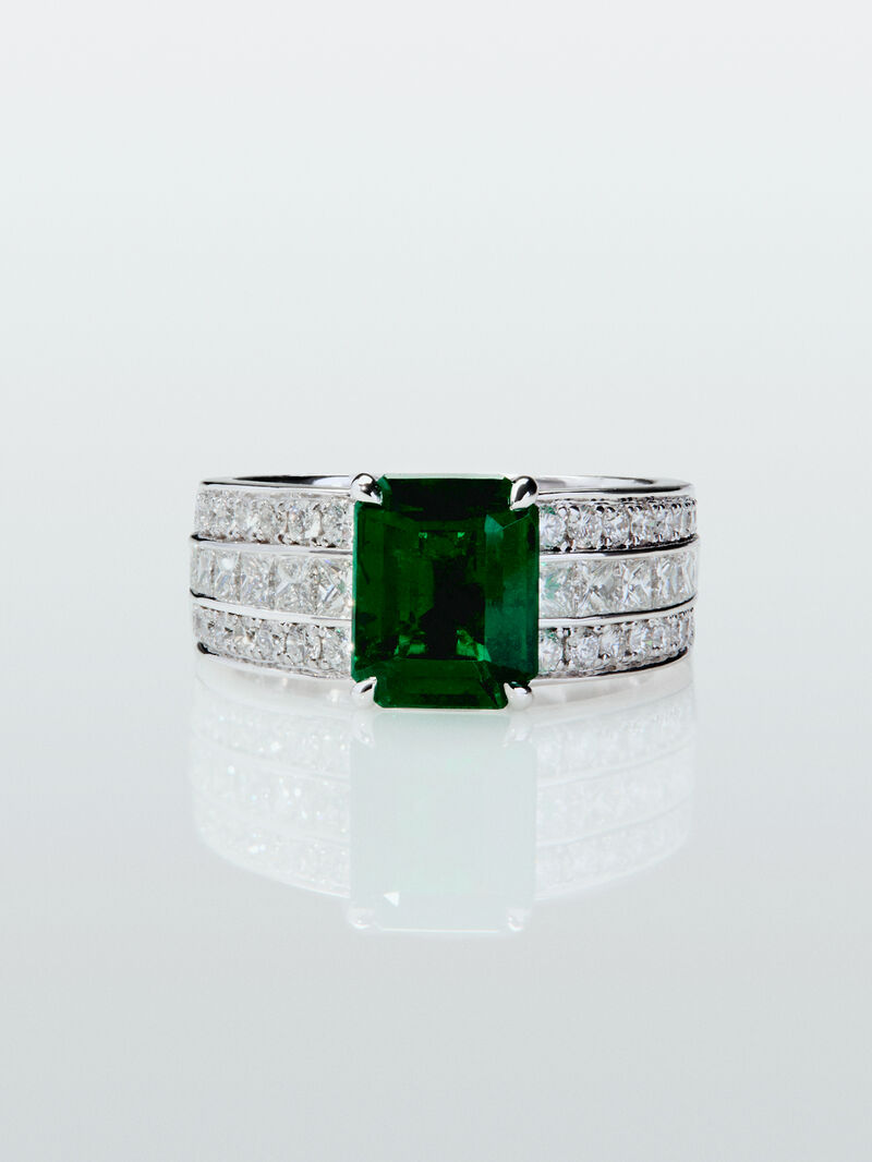 18K white gold ring with octagonal cut emerald of 2.522 cts, 44 brilliant cut diamonds with a total of 0.81 cts and 12 princess cut diamonds with a total of 0.76 cts image number 1