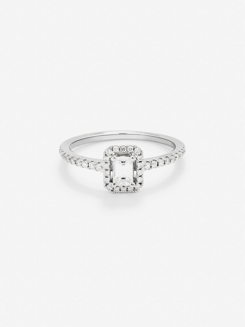 Anillo de oro blanco de 18K con diamante central en talla esmeralda de 0,3 cts y orla y brazo de 38 diamantes en talla brillante con un total de 0,21 cts image number 1