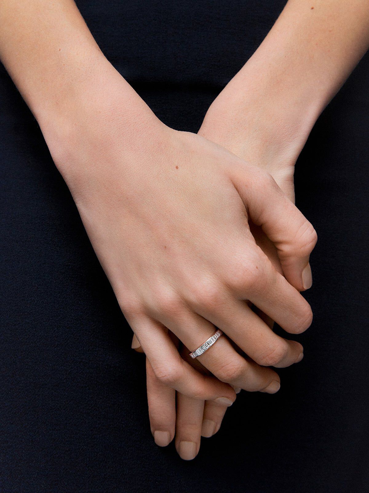 Media alianza de oro blanco de 18K con 31 diamantes en talla baguette con un total de 0 5 cts Suarez
