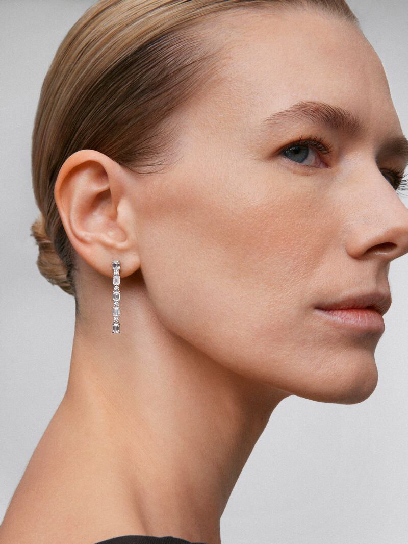 18K white gold earrings with 10 emerald-cut diamonds with a total of 2.64 cts and 8 brilliant-cut diamonds with a total of 0.35 cts image number 1