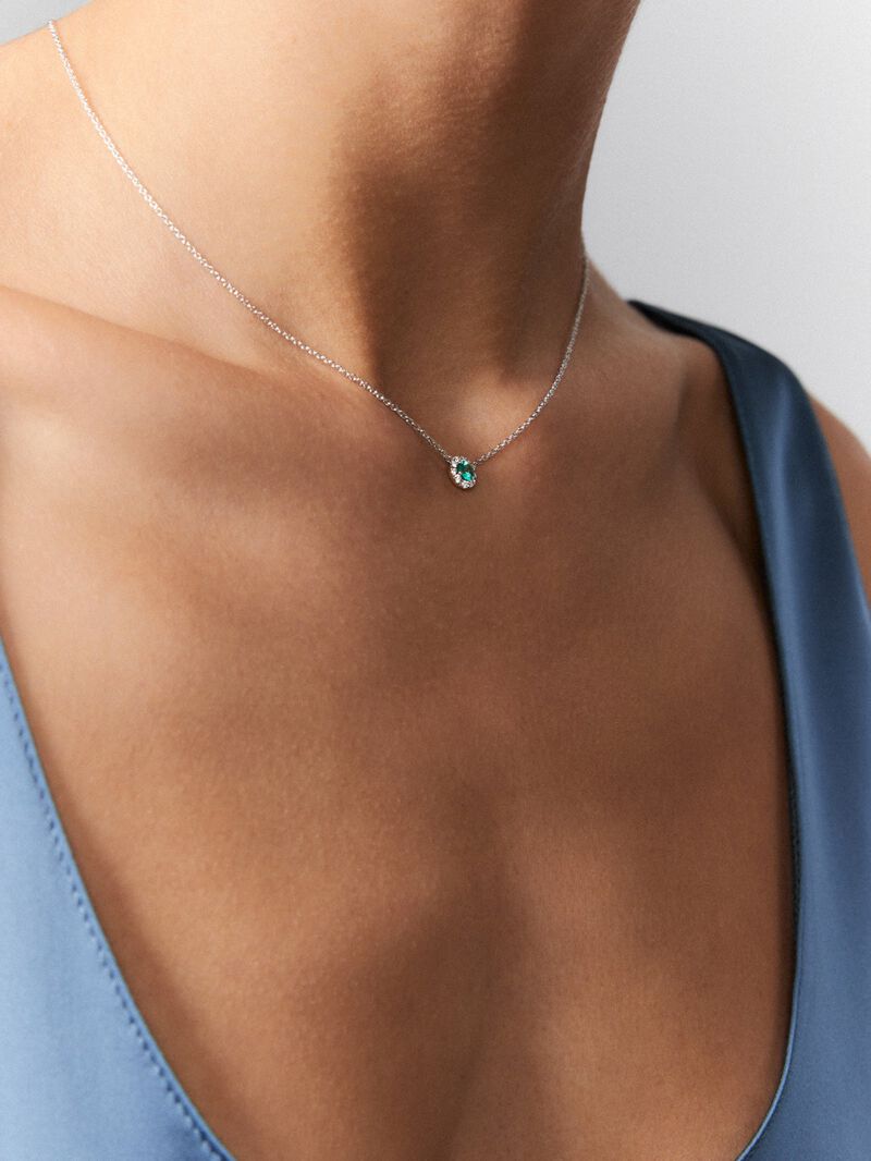 18K white gold pendant with 0.33 ct brilliant-cut emerald and 0.09 ct brilliant-cut diamonds image number 3