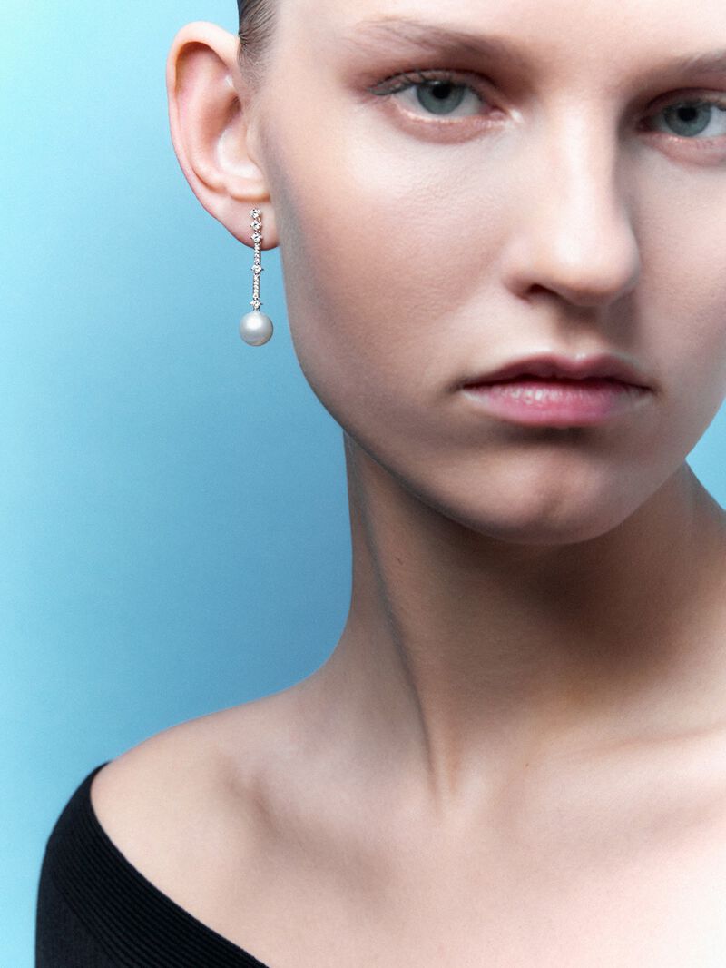 18kt white gold earrings with pearls and diamonds image number 1