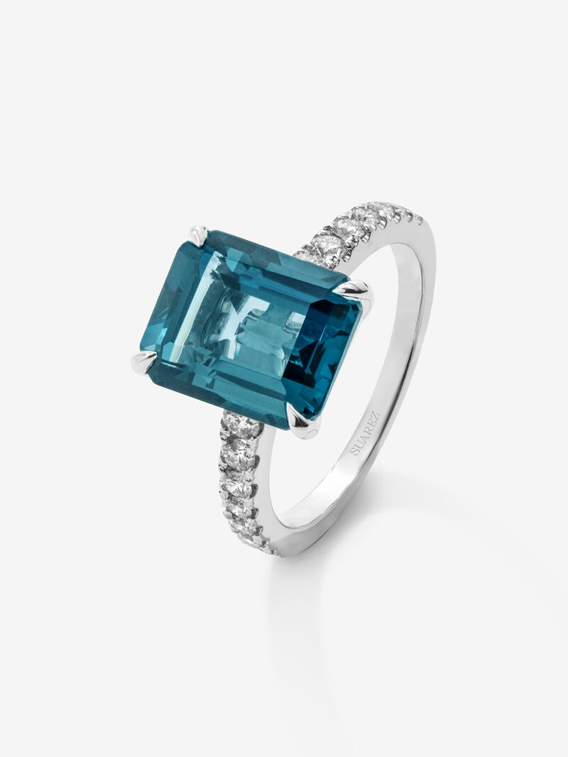 18K white gold ring with emerald-cut London blue topaz of 4.25 cts and 14 brilliant-cut diamonds with a total of 0.32 cts image number 0