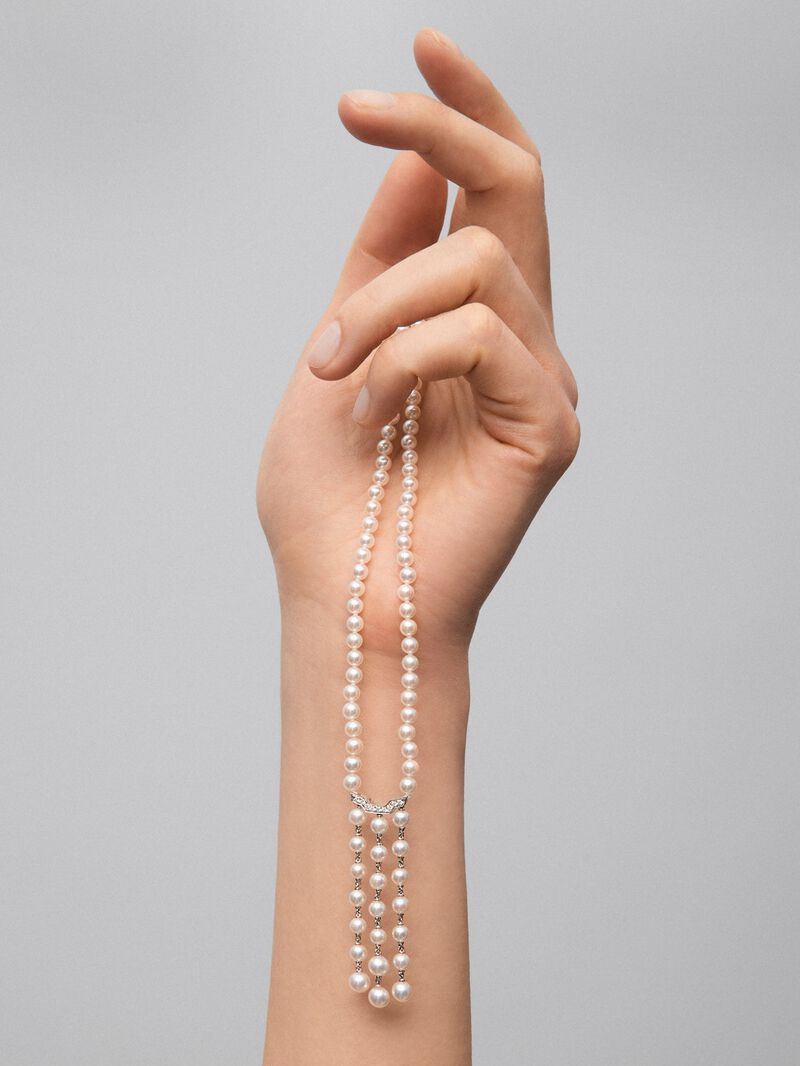 18K white gold pendant with 172 Akoya pearls and 9 brilliant-cut diamonds with a total of 0.09 cts image number 1