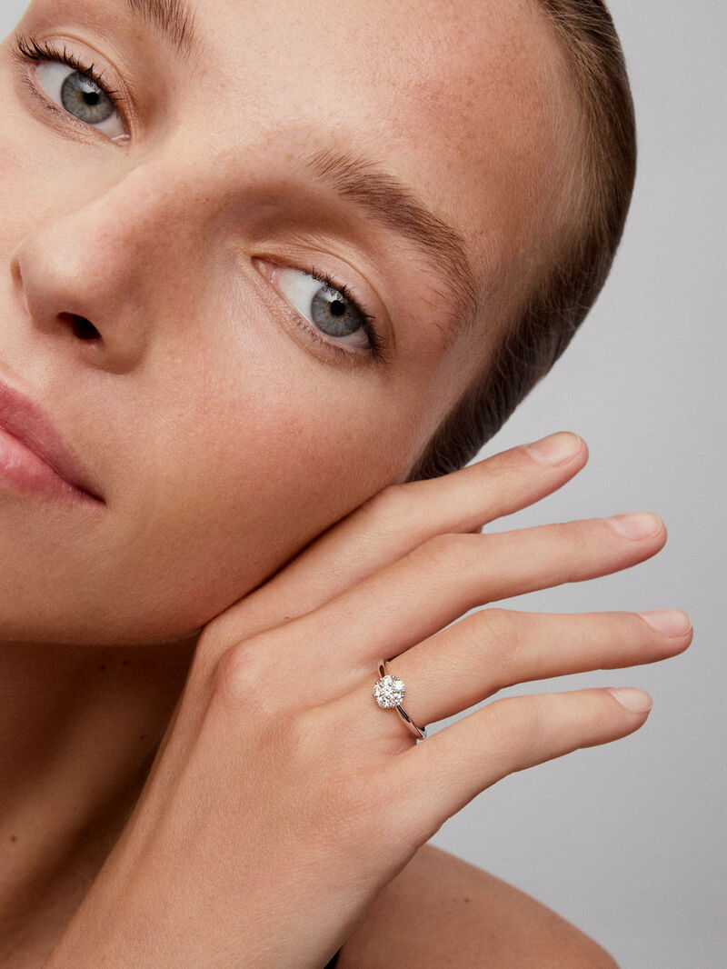 18K white gold ring with a border of 6 brilliant-cut diamonds with a total of 0.4 cts image number 3