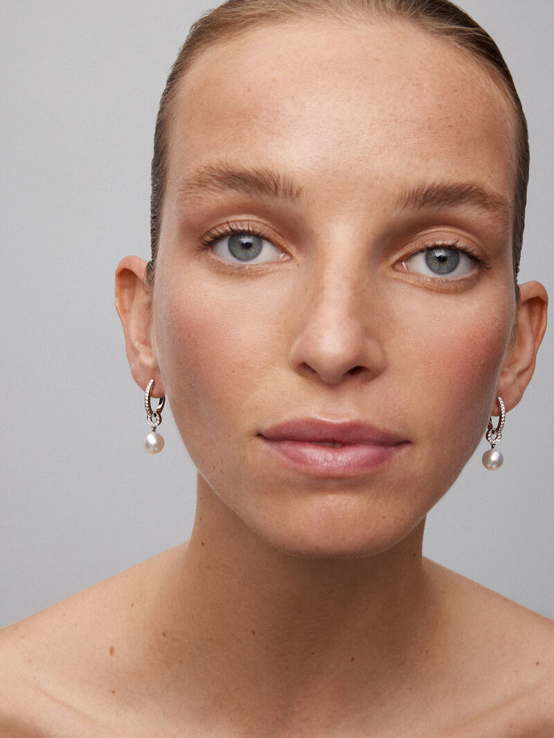 18K white gold earrings with 2 13mm pearls and 32 brilliant-cut diamonds with a total of 0.32 cts image number 3