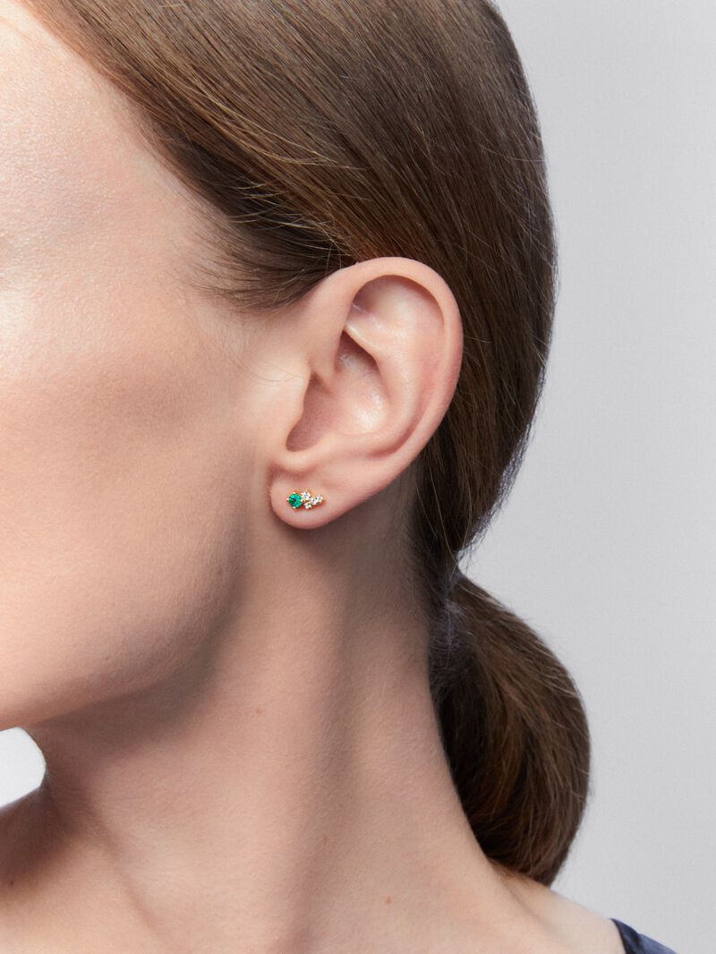 Single left earring in 18K yellow gold with emerald and diamonds. image number 3