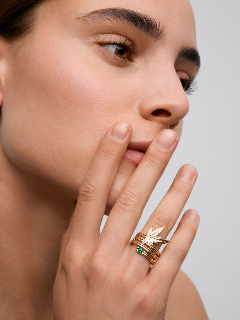 18K yellow gold ring with a 0.11 ct brilliant-cut emerald, in a maple leaf design image number 3
