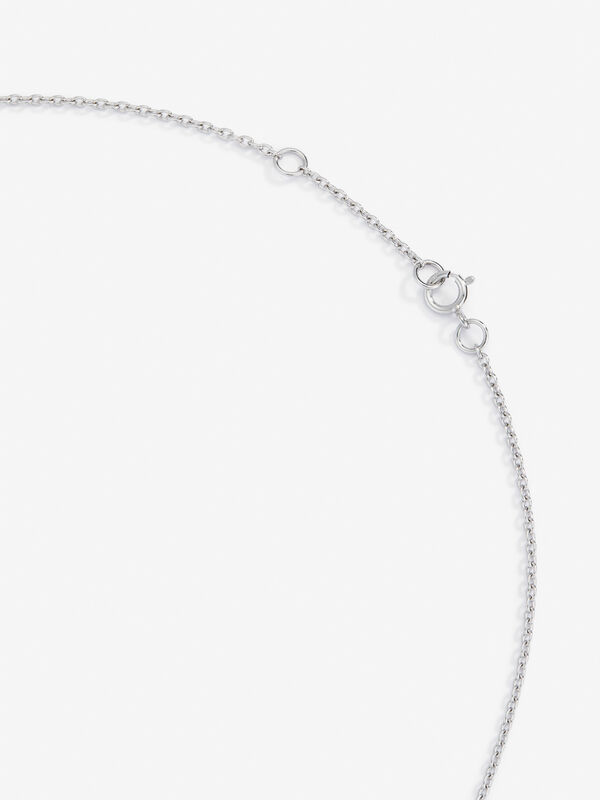 Colgante de oro blanco de 18kt con esmeralda de 0,10cts y orla de diamantes, PT7007-00E3MM_V