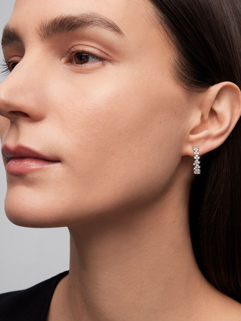18K white gold hoop earrings with 66 brilliant-cut diamonds with a total of 1.01 cts image number 1