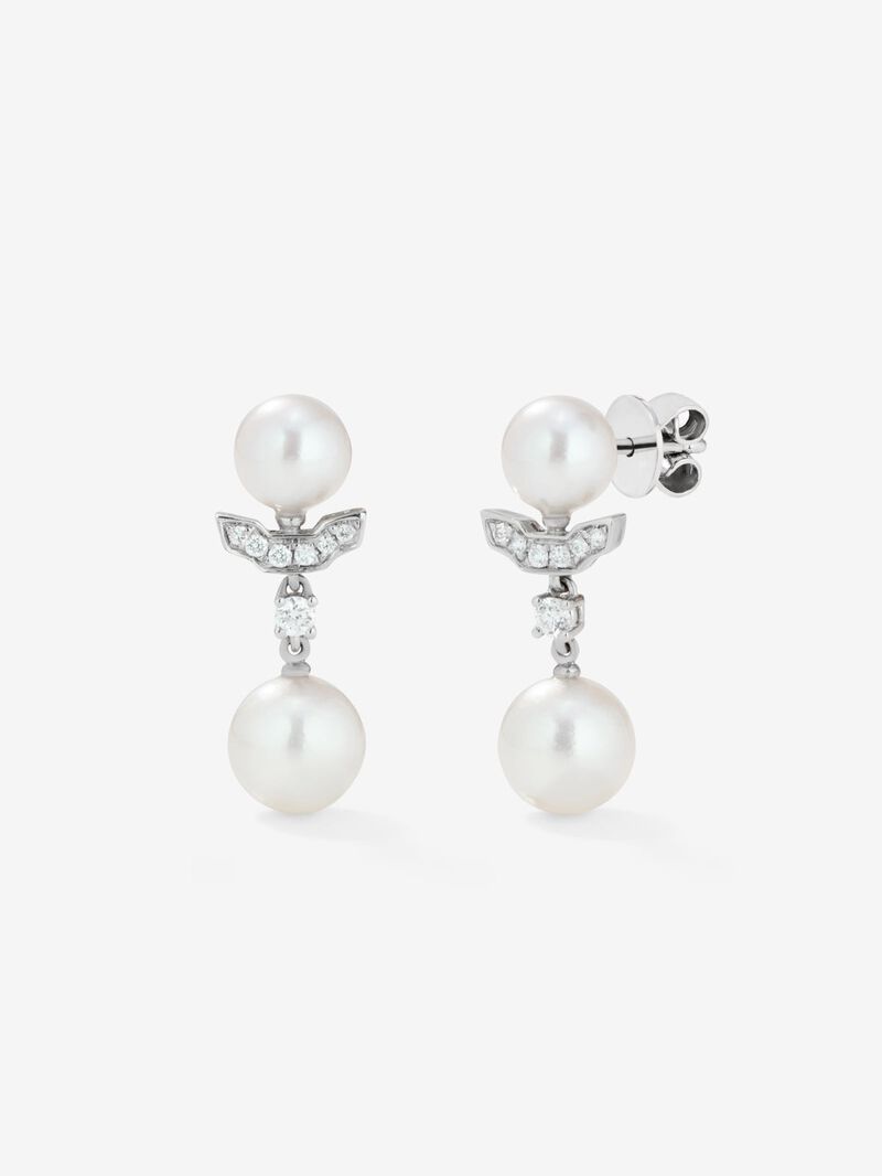 18K white gold earrings with 2 akoya pearls and 14 brilliant-cut diamonds with a total of 0.09 cts image number 0