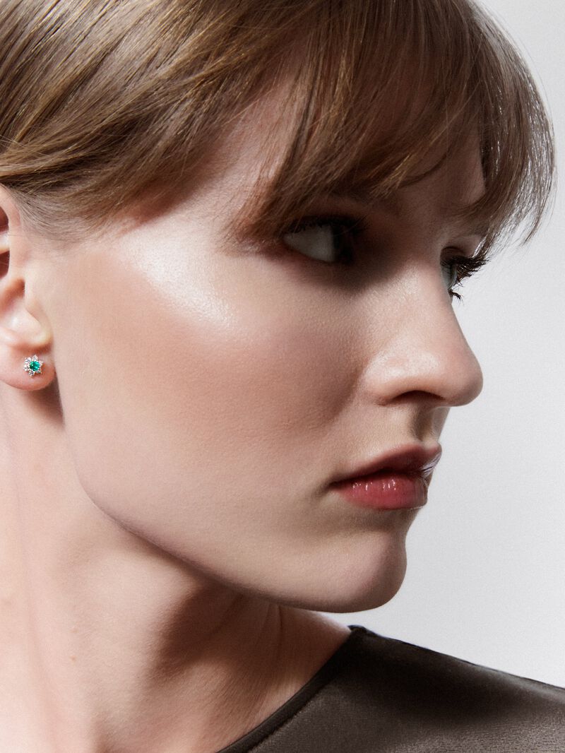 18K white gold flower earrings with emerald and diamond image number 1
