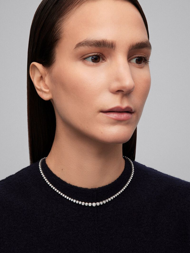 18K white gold rivière necklace with 110 brilliant-cut diamonds with a total of 4.89 cts image number 1