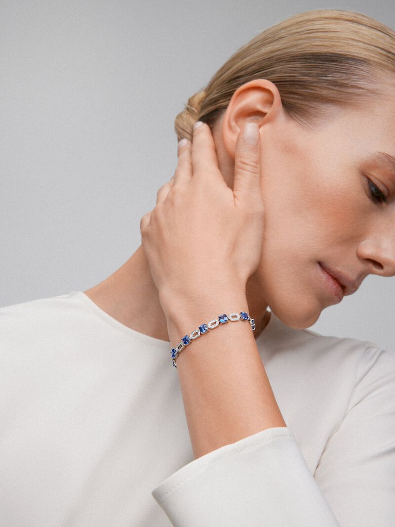 18K White Gold Bracelet with blue sapphiros in octagonal size of 9.37 cts and white diamonds in bright size of 0.69 cts image number 3