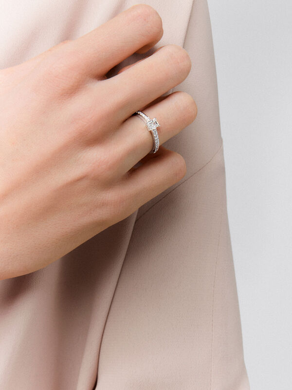 Anillo solitario de compromiso de oro blanco de 18kt con diamante esmeralda D-VVS1 de 0,50cts y diamantes, SL22001-00D050/DVVS1_V