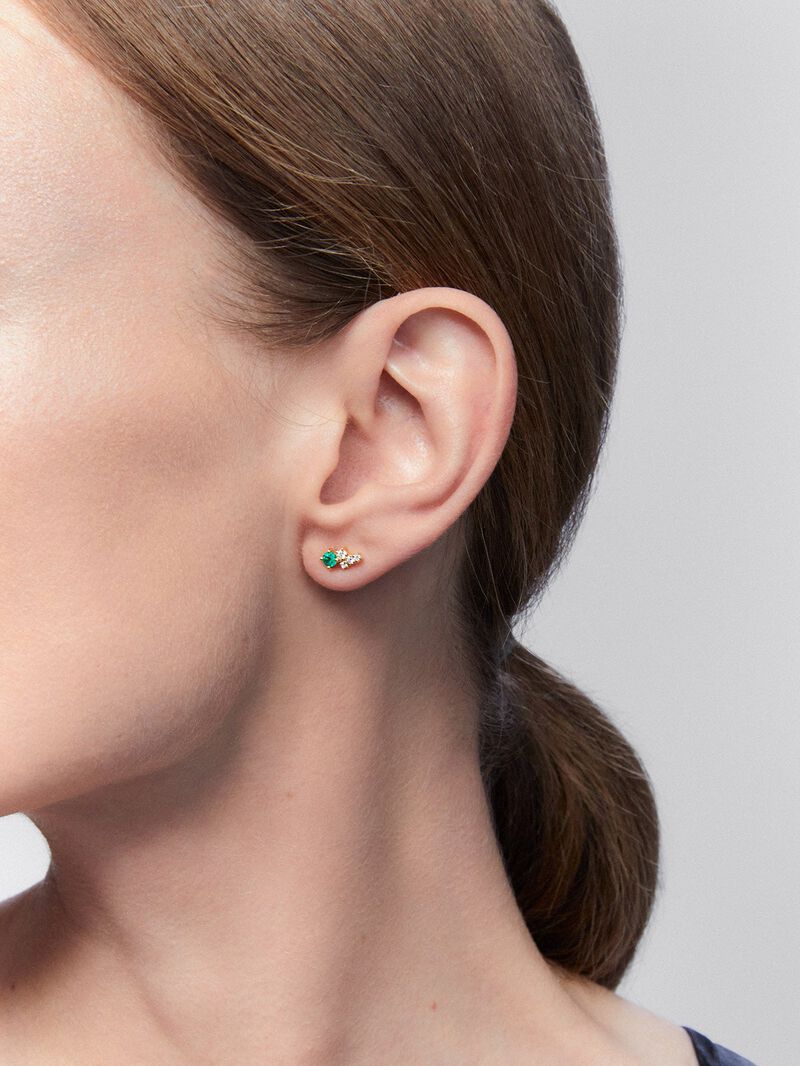 Right individual earring made of 18K yellow gold with emerald and diamonds. image number 3