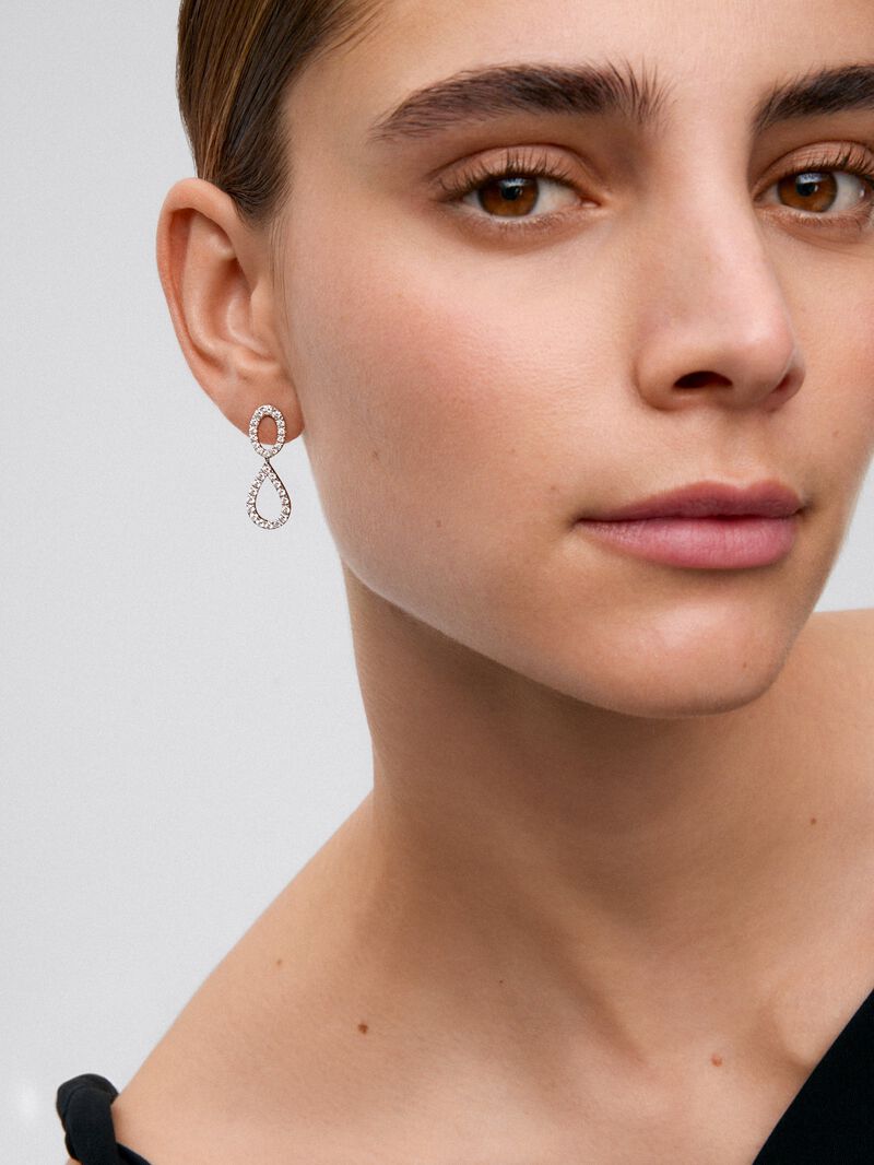 Oval double hoop earrings in 18kt white gold with diamonds image number 3