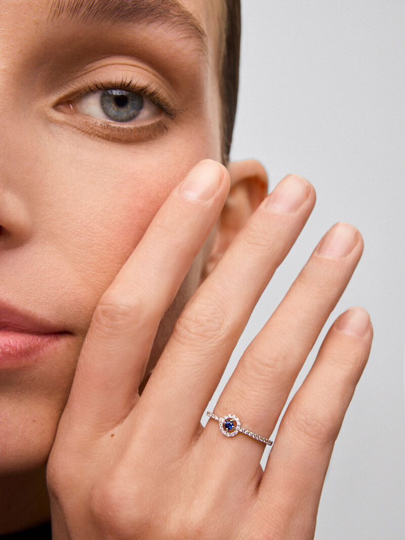 18K white gold ring with 33 brilliant-cut diamonds with a total of 0.18 cts and brilliant-cut blue sapphire with a total of 0.08 cts image number 3