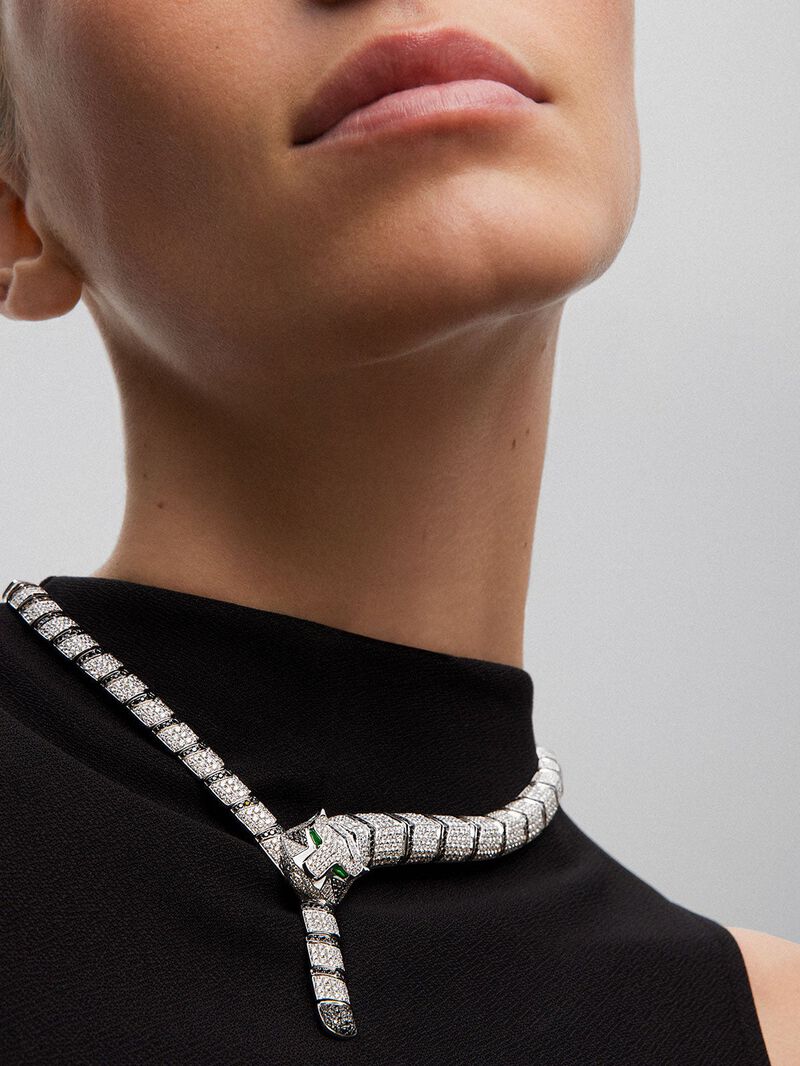 Rigid 18K white gold necklace with 1325 brilliant-cut white diamonds with a total of 19.09 cts, 453 brilliant-cut black diamonds with a total of 3.61 cts, and 2 trapezoid-cut emeralds with a total of 0. 13 cts in the shape of a tiger image number 3