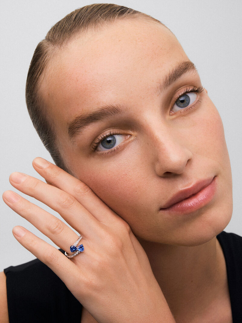 You and me ring in 18K white gold with royal blue sapphires and diamonds image number 1