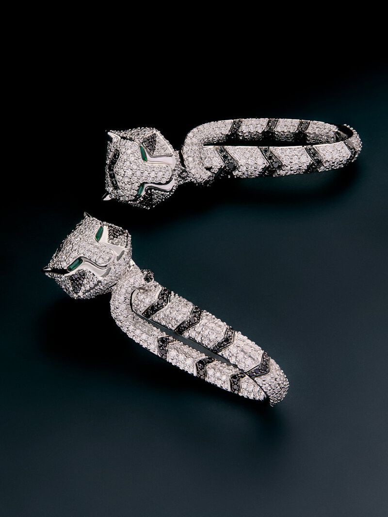 18K white gold earrings with 548 brilliant-cut white diamonds with a total of 2.68 cts, 90 black diamonds with a total of 0.47 cts, and 2 trapezoid-cut emeralds with a total of 0.26 cts shaped tiger image number 2
