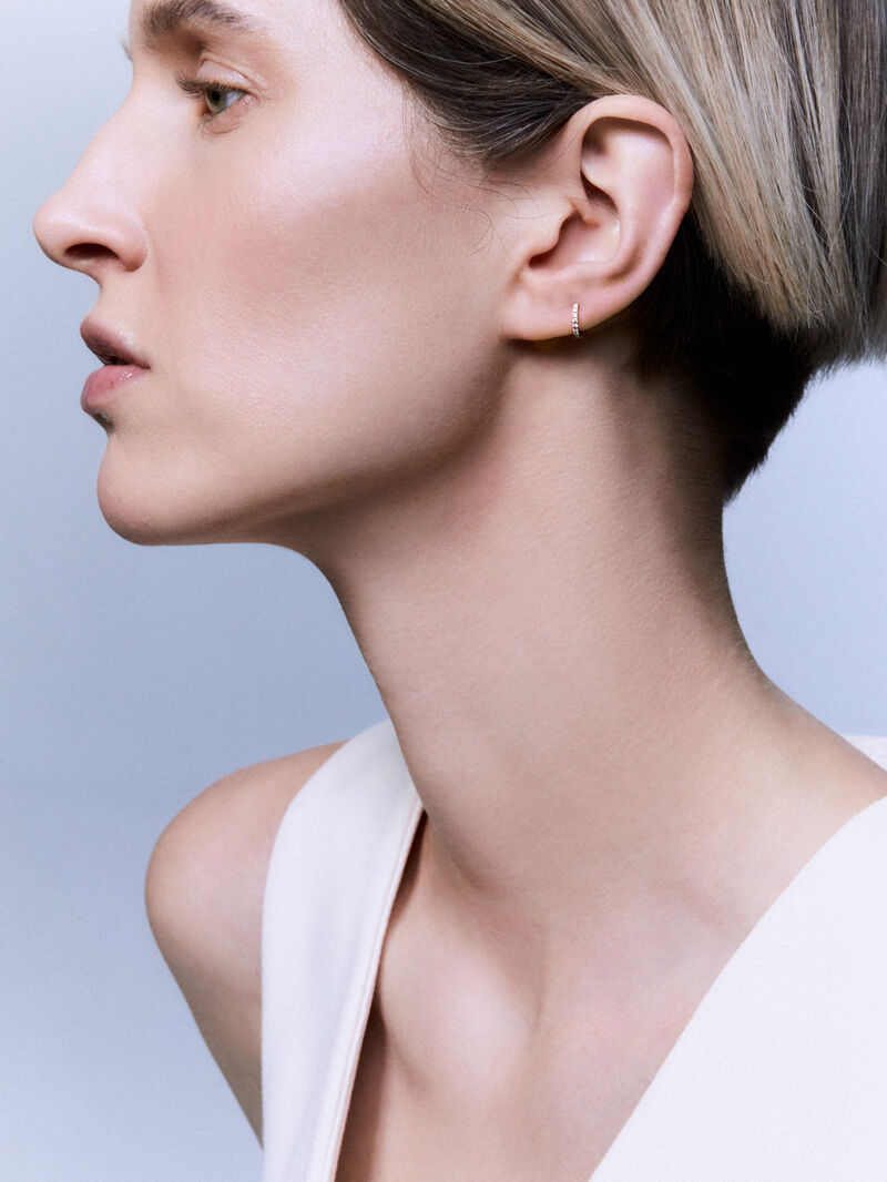Individual mini hoop earring in 18K rose gold with diamonds image number 2