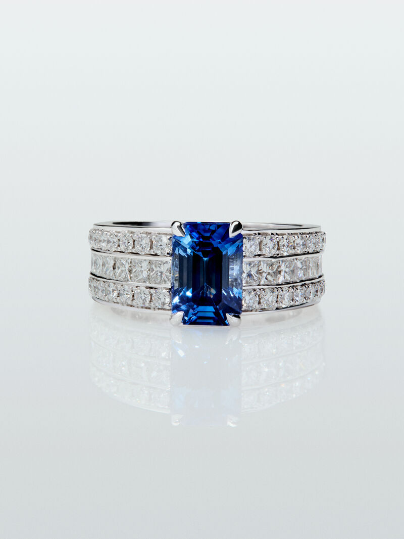 18K white gold ring with blue sapphire in octagonal cut of 2.734 cts, 48 ​​brilliant cut diamonds with a total of 0.99 cts and 10 in princess cut with a total of 0.58 cts image number 1