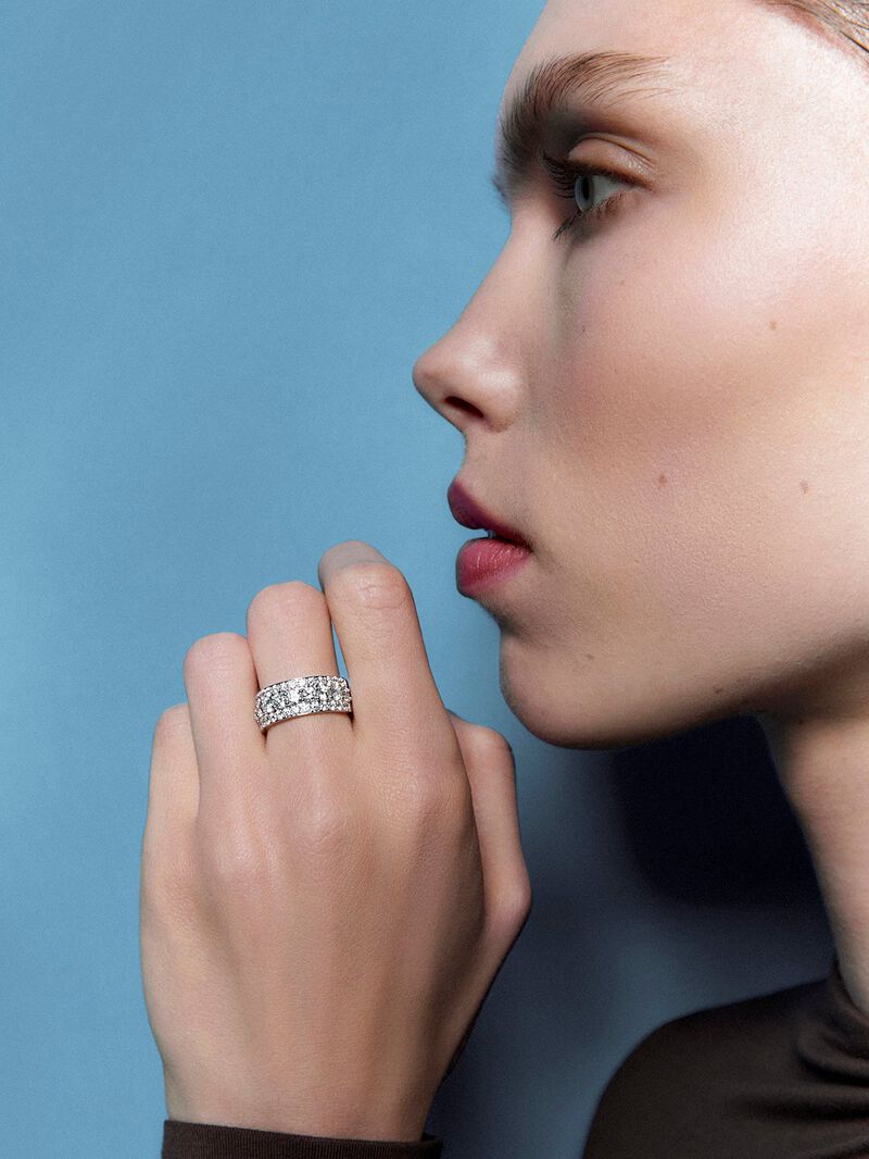 18K white gold ring with 43 brilliant-cut diamonds with a total of 1.97 cts image number 3