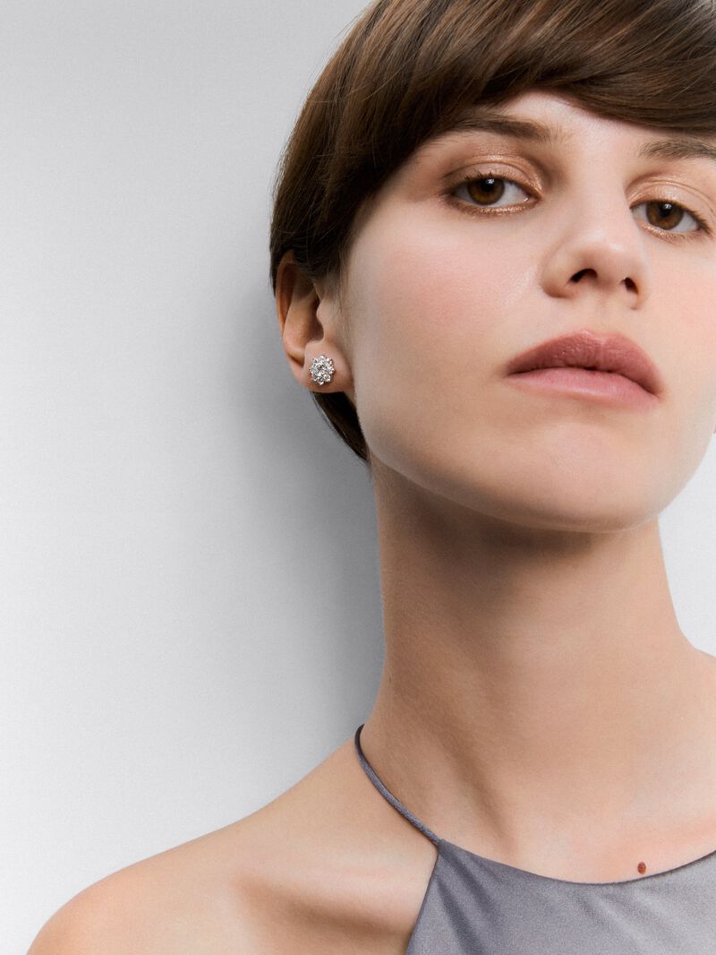 18K white gold earrings with 18 brilliant-cut diamonds with a total of 1.9 cts in the shape of a star image number 3