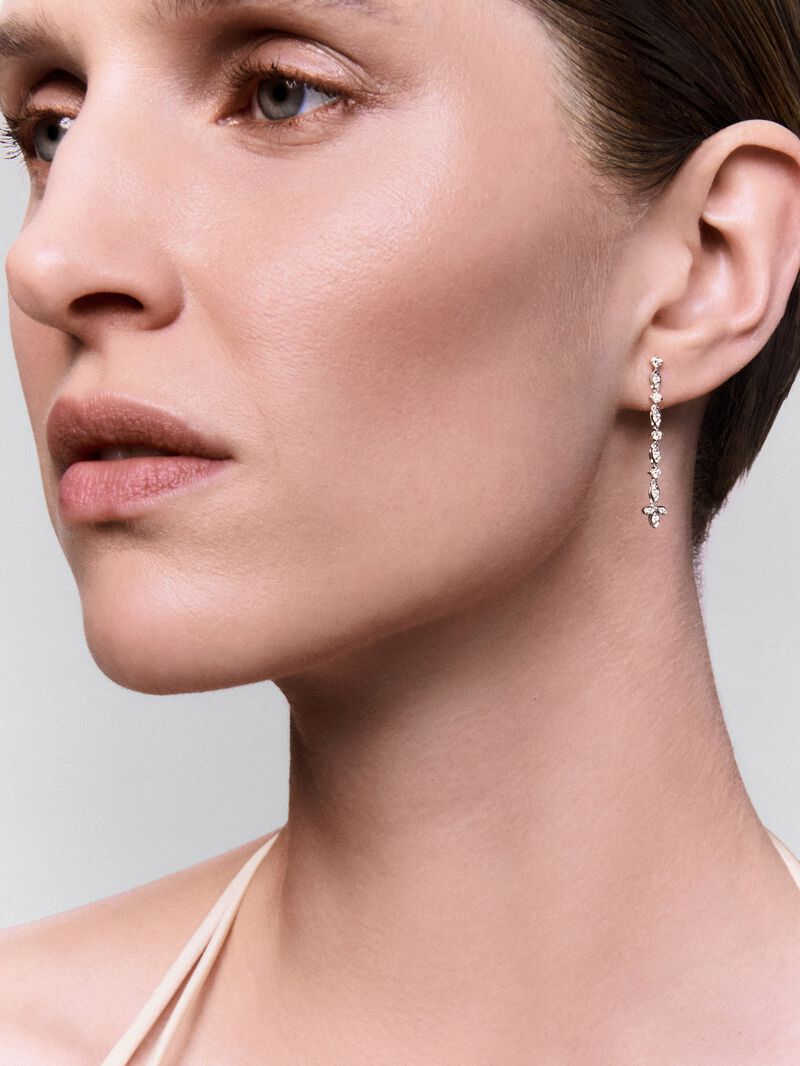 Long-hanging earrings in 18K white gold and diamond image number 3