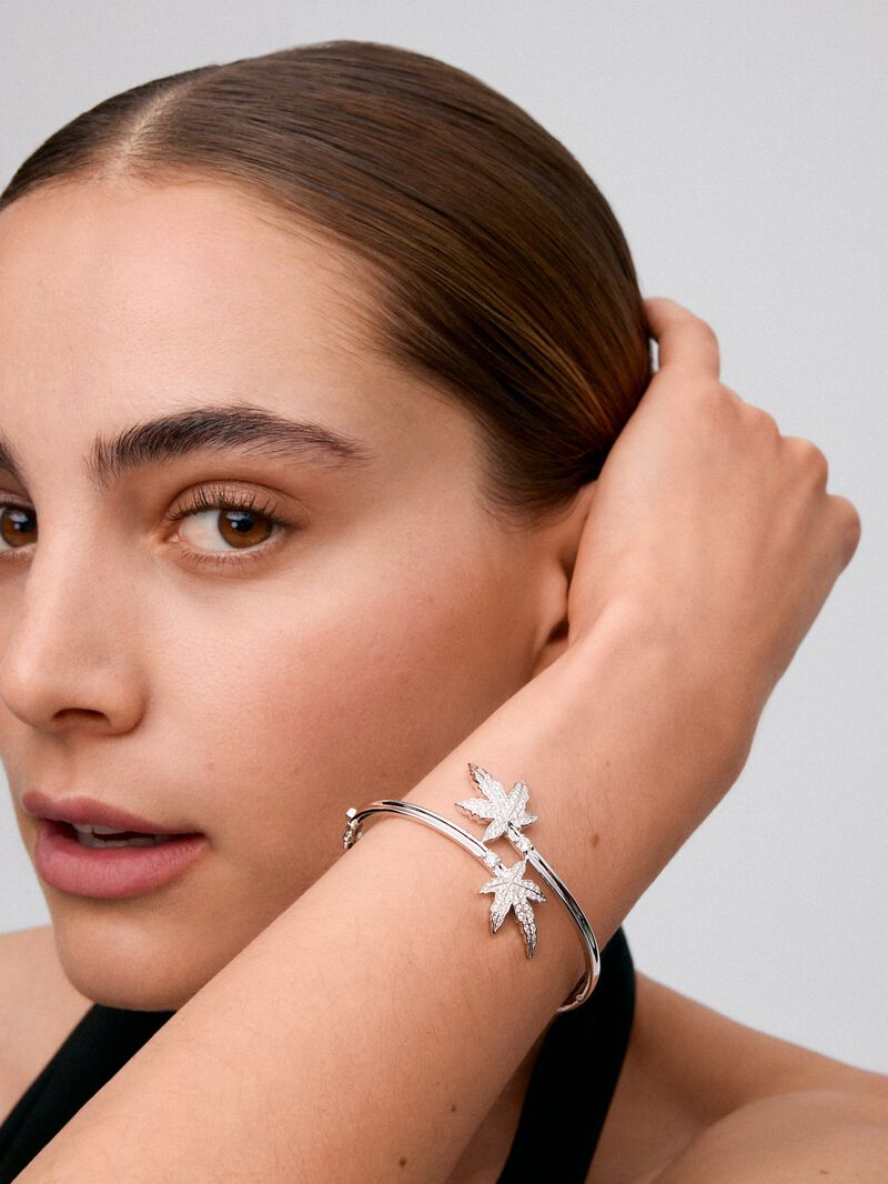 18K white gold bracelet with a 0.14 ct brilliant-cut central diamond, diamond pavé, and a maple leaf design image number 1