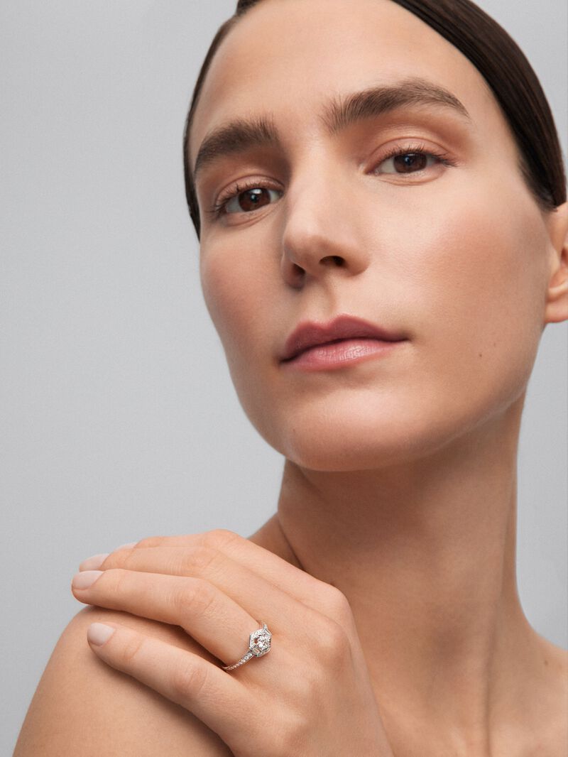 18K white gold ring with a central brilliant-cut diamond of 0.31 cts; 2 in baguette cut with a total of 0.085 cts and 26 in brilliant cut with a total of 0.175 cts image number 1