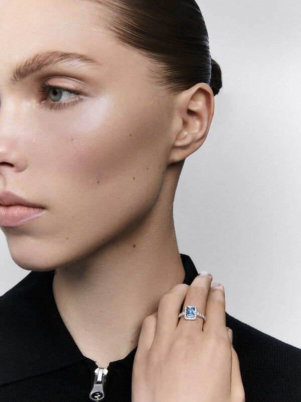 Anillo de oro blanco de 18kt con piedra aguamarina azul octogonal de 1,55cts y diamantes, SO21054-OBDAG8X6_V