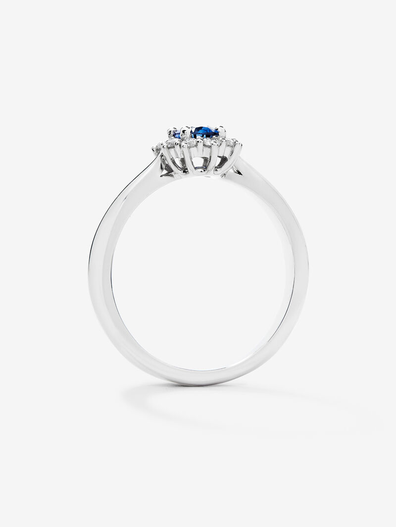 18K white gold ring with oval-cut royal blue sapphire and brilliant-cut diamonds image number 2