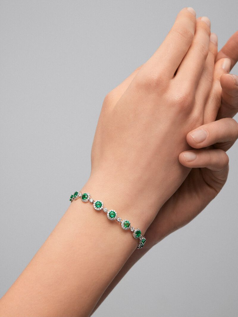 18K white gold bracelet with 16 brilliant-cut emeralds with a total of 5.58 cts and 208 brilliant-cut diamonds with a total of 2.73 cts image number 3