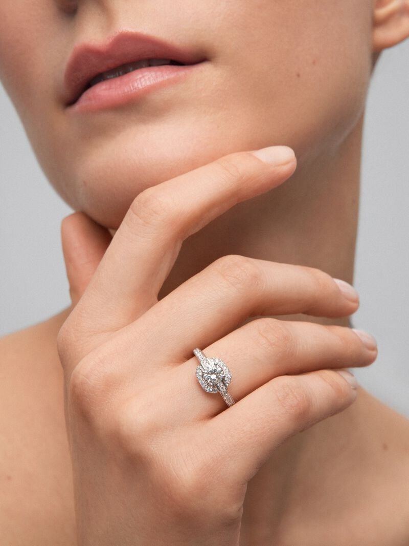 18K white gold ring with central brilliant-cut diamond of 0.5 cts and border and arm of 32 brilliant-cut diamonds with a total of 0.32 cts image number 3