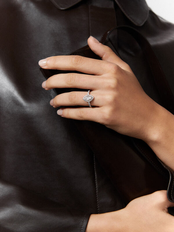 Anillo de oro blanco de 18kt con diamante marquisse y orla de diamantes, SO21043-00D070/A003_V