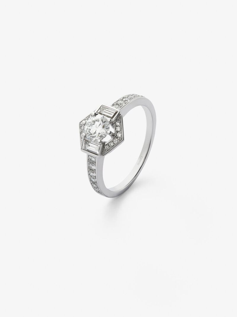 18K white gold ring with a 0.5 ct brilliant-cut central diamond; 2 in baguette cut with a total of 0.16 cts and 26 in brilliant cut with a total of 0.21 cts image number 0