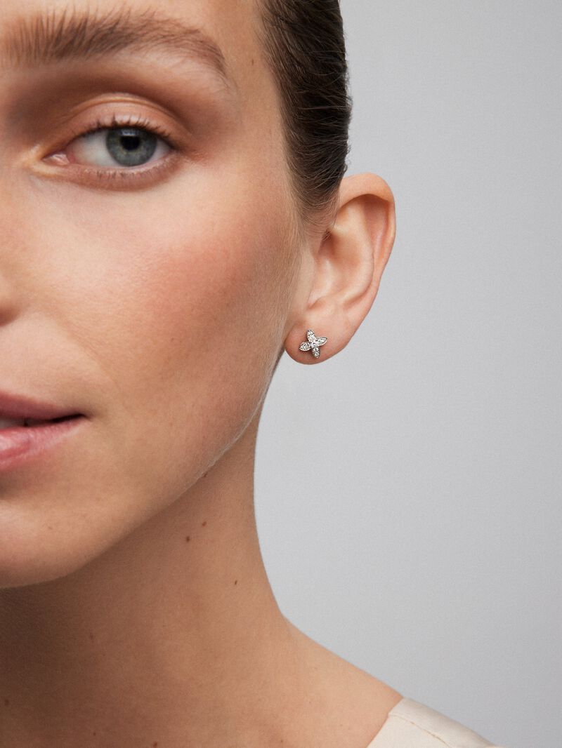 18K white gold earrings with 28 brilliant-cut diamonds with a total of 0.59 cts and 2 8.5 mm Akoya pearls image number 5
