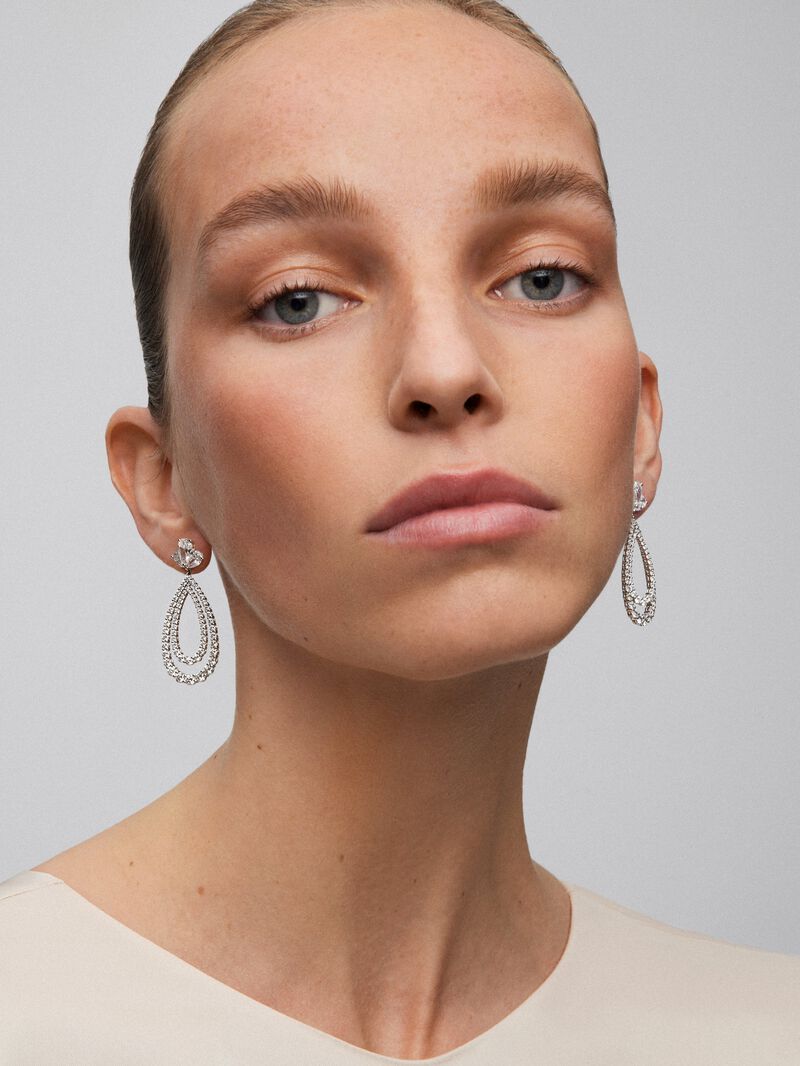 18K white gold earrings with 120 brilliant-cut diamonds with a total of 4.49 cts and 6 pear-cut diamonds with a total of 3.42 cts image number 1