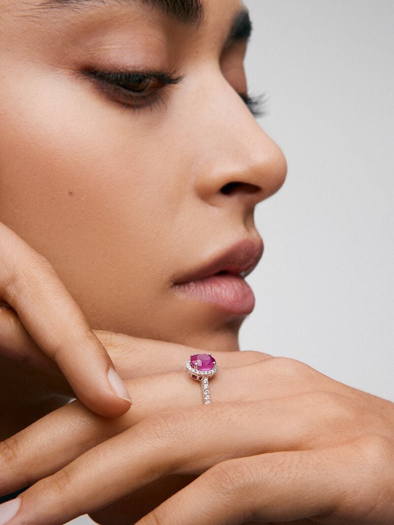 18K White Gold Ring with intense red ruby ​​in 0.68 cts and white diamonds in a brilliant 0.31 cts image number 3
