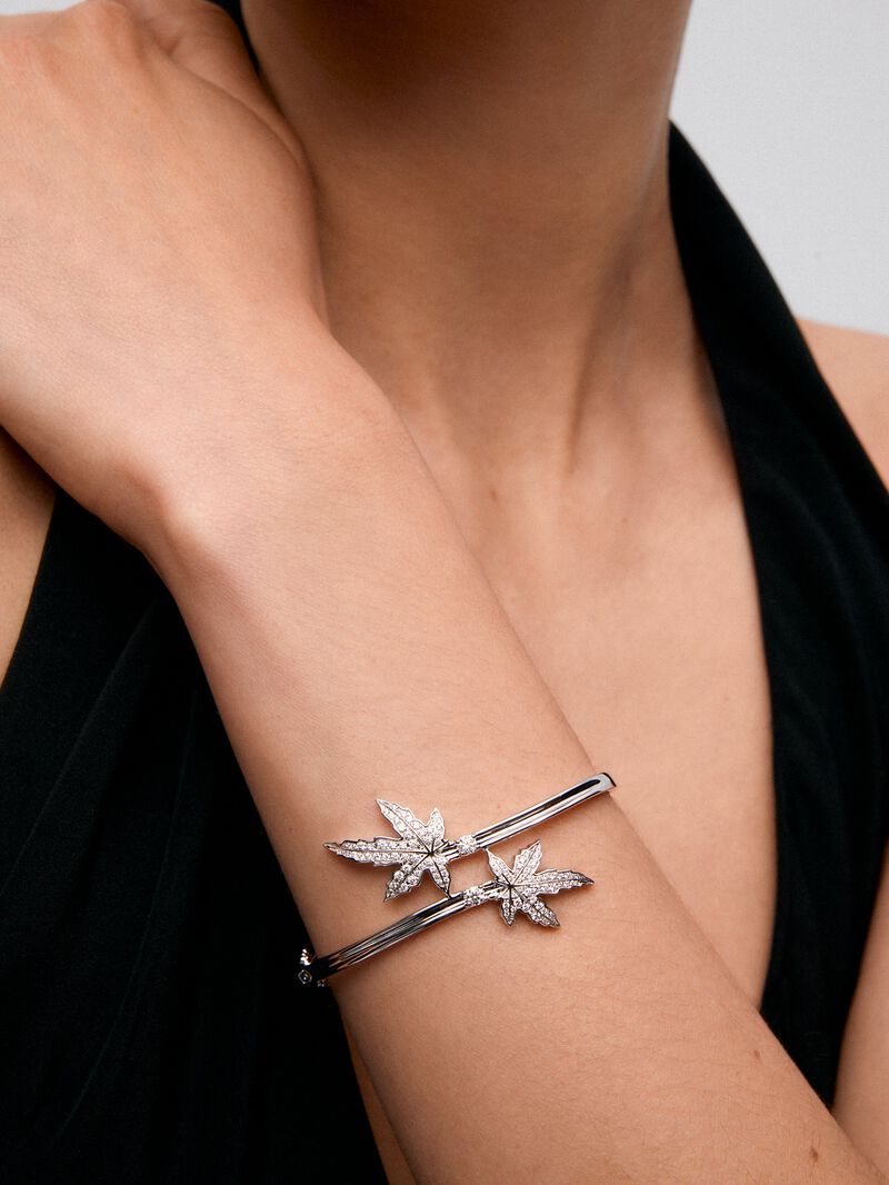 18K white gold bracelet with a 0.14 ct brilliant-cut central diamond, diamond pavé, and a maple leaf design image number 3