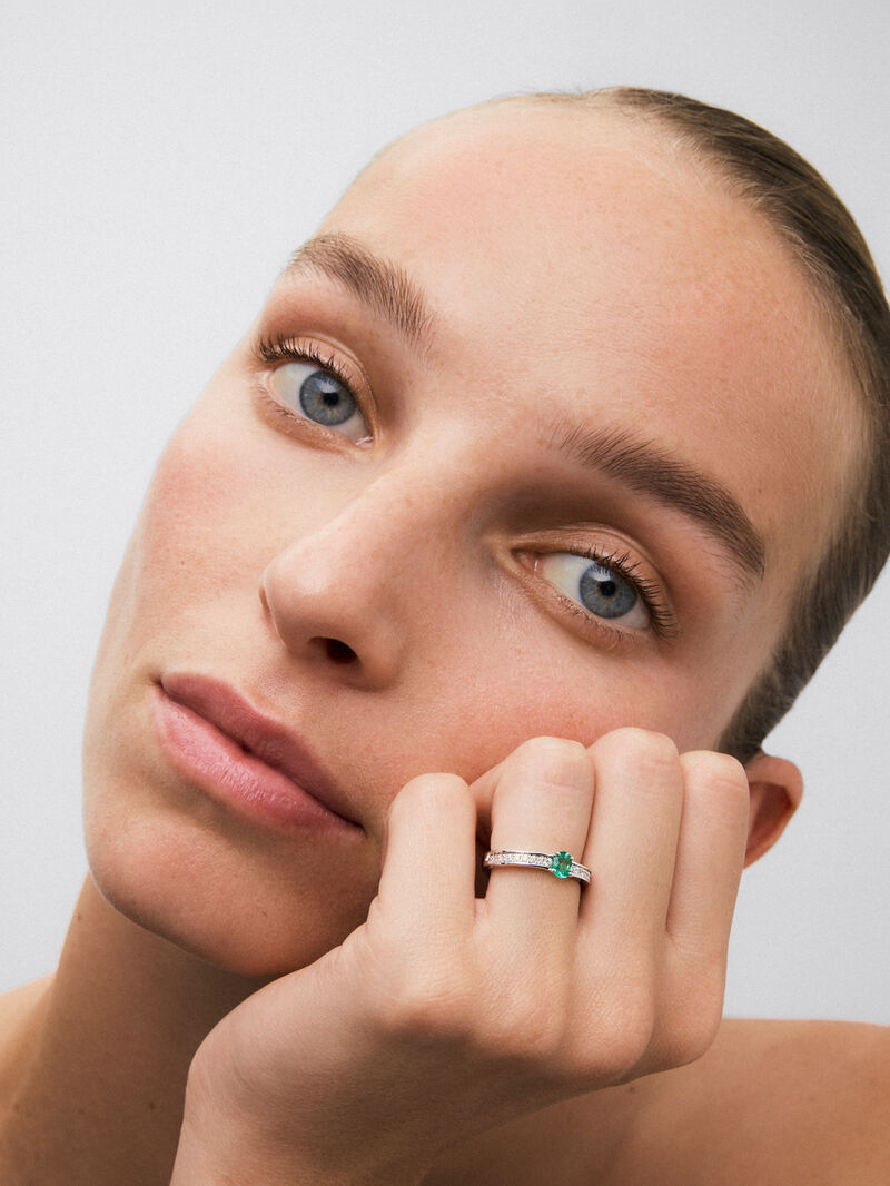 18K white gold ring with oval-cut emerald of 0.32 cts and 22 brilliant-cut diamonds with a total of 0.15 cts image number 4