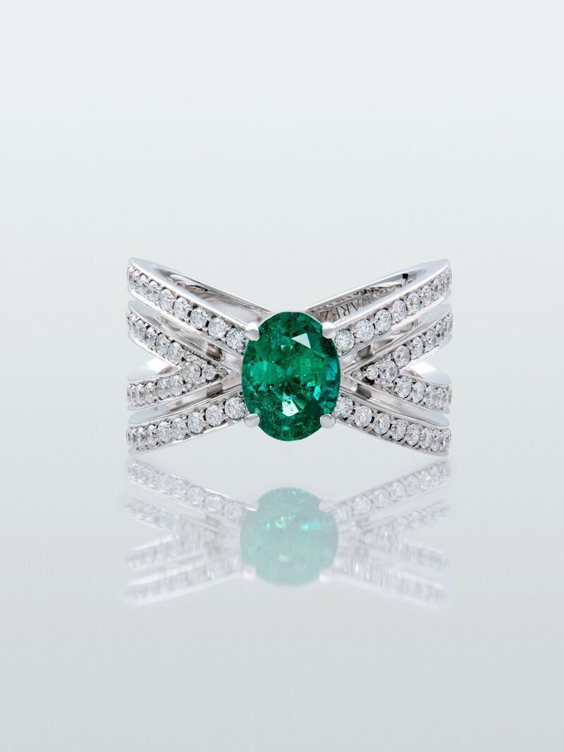 18K white gold multi-arm ring with oval-cut emerald of 1.4 cts and brilliant-cut diamonds with a total of 0.98 cts image number 2