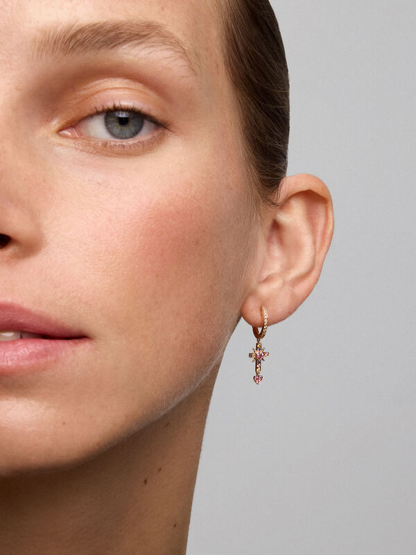 Pendientes criolla de oro rosa de 18kt con diamantes marrones y cruz de zafiros multicolor, PE17014-ORZMULTDM_V
