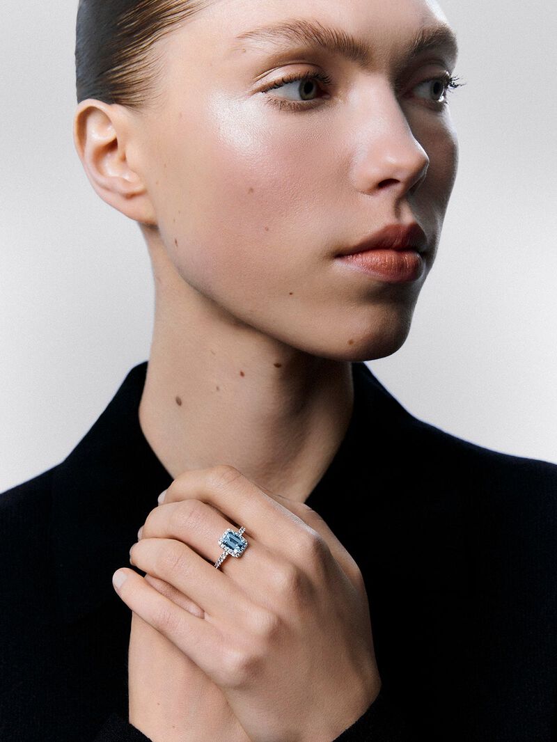 18K white gold ring with octagonal cut aquamarine of 1.55 cts and 32 brilliant cut diamonds with a total of 0.5 cts image number 1